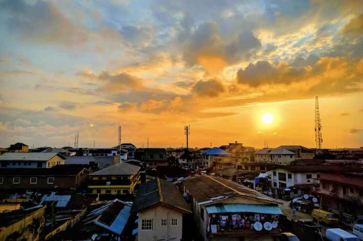 This image depicts the horizon in a Lagos neighborhood. Namnso Ukpanah/Unsplash