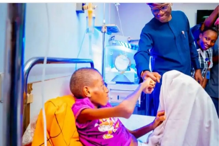 Governor Babajide Sanwo-olu during a visit to Late Master Akin-Bright at LASUTH on September 4.